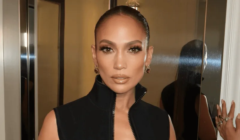 54 yaşlı Cennifer Lopez alt paltarı reklamında