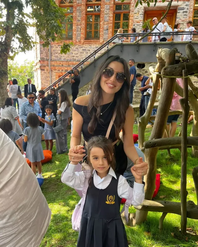 Safura və həyat yoldaşı qızlarını birinci sinifə yola saldı