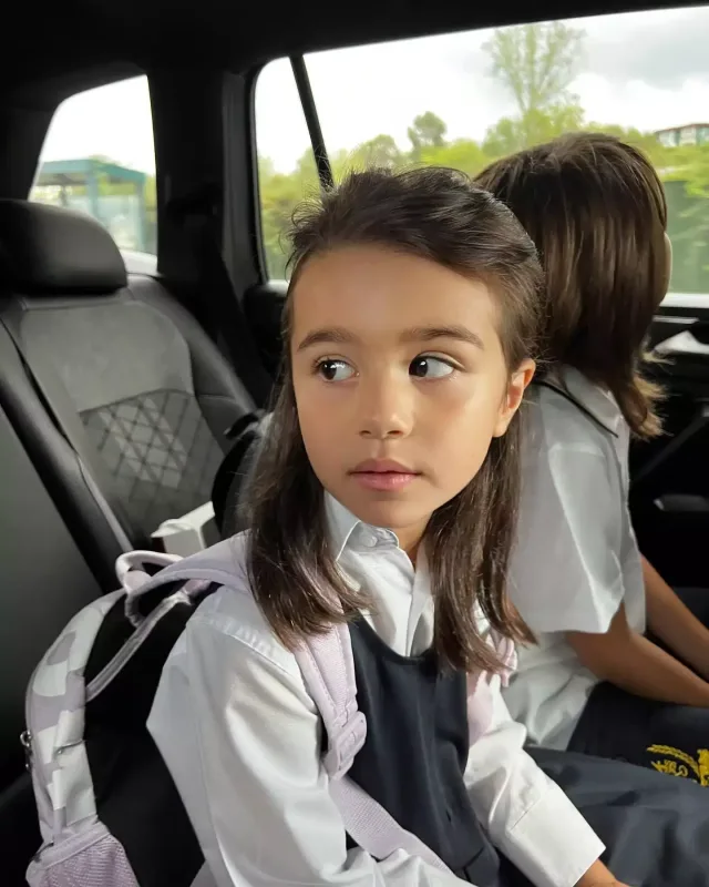 Safura və həyat yoldaşı qızlarını birinci sinifə yola saldı