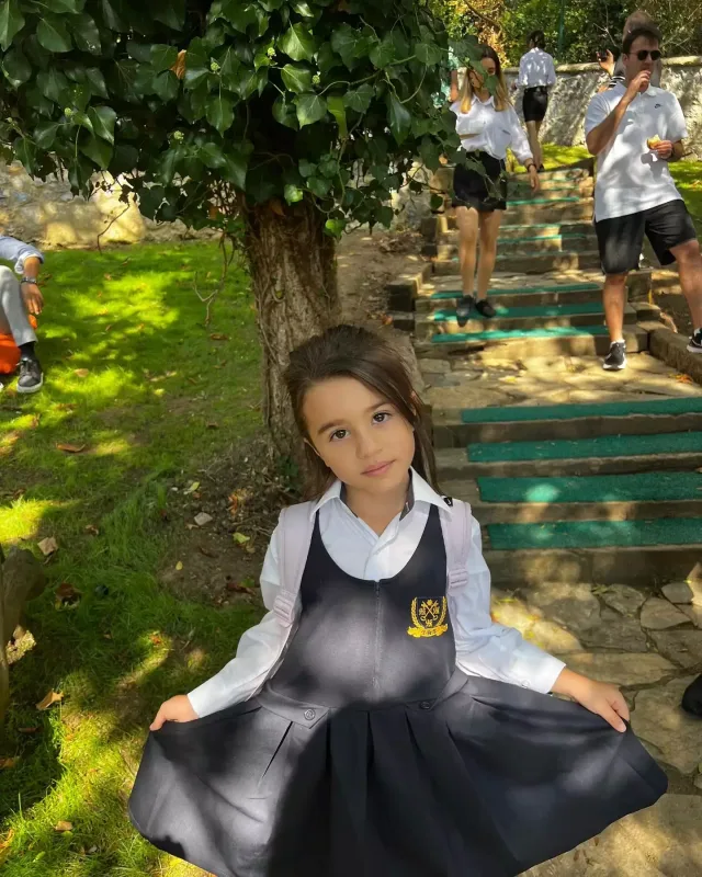 Safura və həyat yoldaşı qızlarını birinci sinifə yola saldı