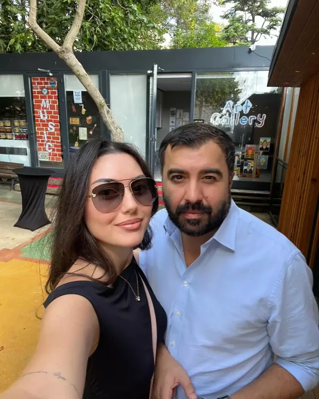 Safura və həyat yoldaşı qızlarını birinci sinifə yola saldı