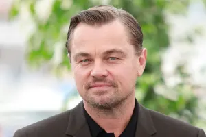 Özündən 23 yaş kiçik modellə öpüşərkən görüntüləndi