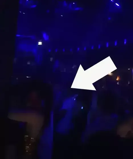 Özündən 23 yaş kiçik modellə öpüşərkən görüntüləndi