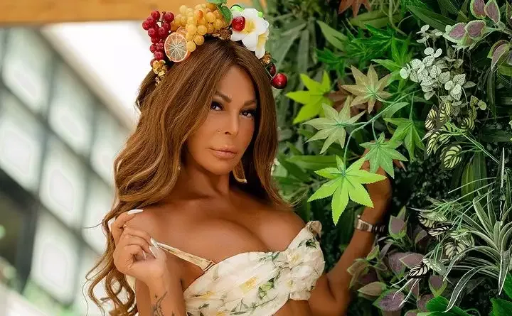 Aygünün qarşısında diz çöküb oxudu