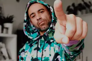 Uran: "Uşaqlıq travmalarının içində yaşayan böyüklərin dünyasındayıq"