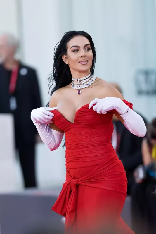 Ronaldonun sevgilisi çətin vəziyyətdə: Geyimi başına bəla oldu
