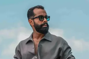 Gökhan səhnəyə dırnağında boya ilə çıxdı