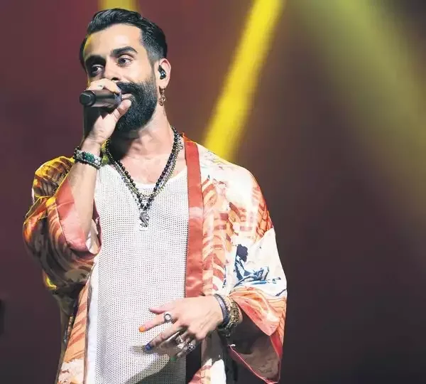 Gökhan səhnəyə dırnağında boya ilə çıxdı