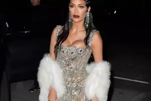 Bikinili fotoları tənqid edildi: "İstifadə müddəti bitib"