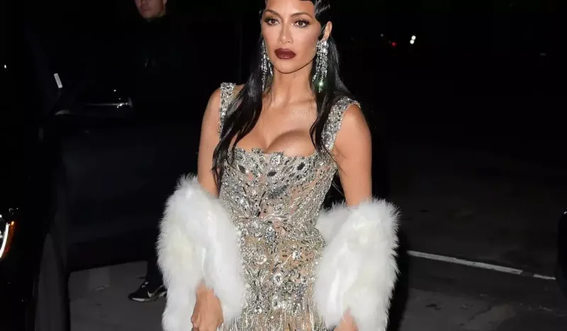 Bikinili fotoları tənqid edildi: "İstifadə müddəti bitib"