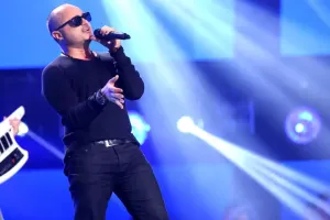 Oğlunu birinci sinfə yola saldı