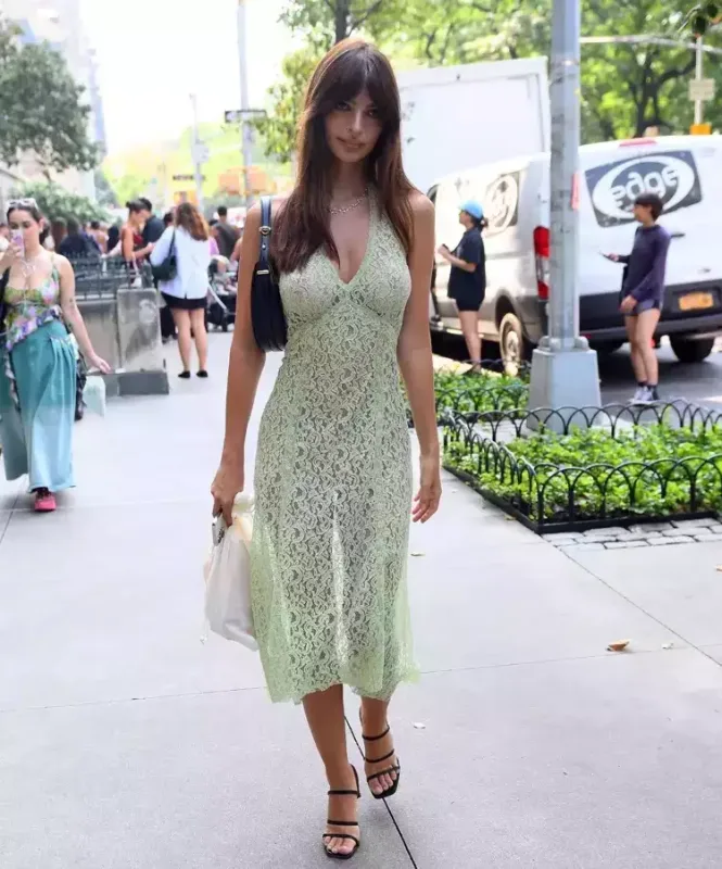 Model tənqid edildi: "Bacardığın ancaq çılpaq gəzməkdir?"
