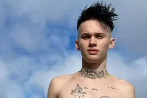 Məşhur blogerin atalığı: "Oğlum orduya yararsızdır"