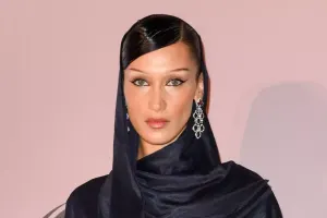 Kamera qarşısına keçib robotla öpüşdü və...