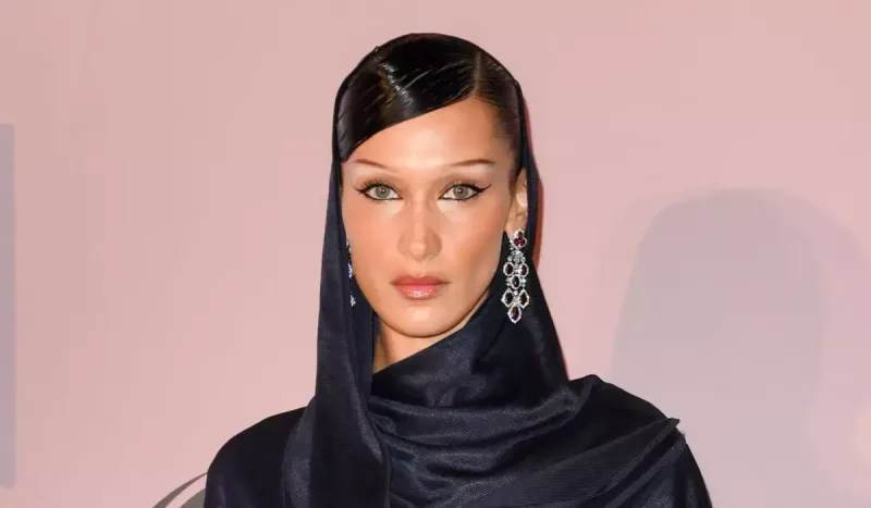 Kamera qarşısına keçib robotla öpüşdü və...