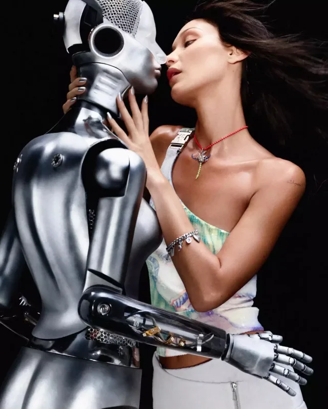 Kamera qarşısına keçib robotla öpüşdü və...