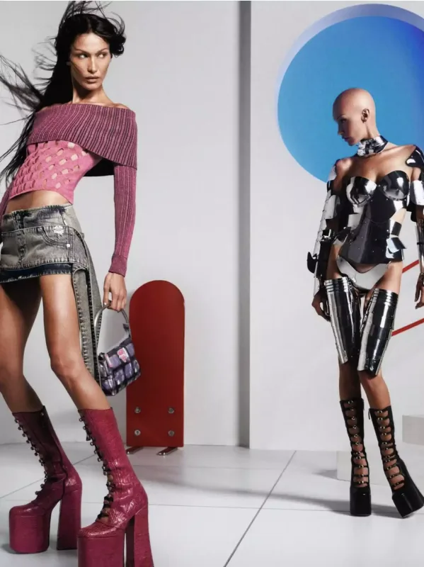 Kamera qarşısına keçib robotla öpüşdü və...