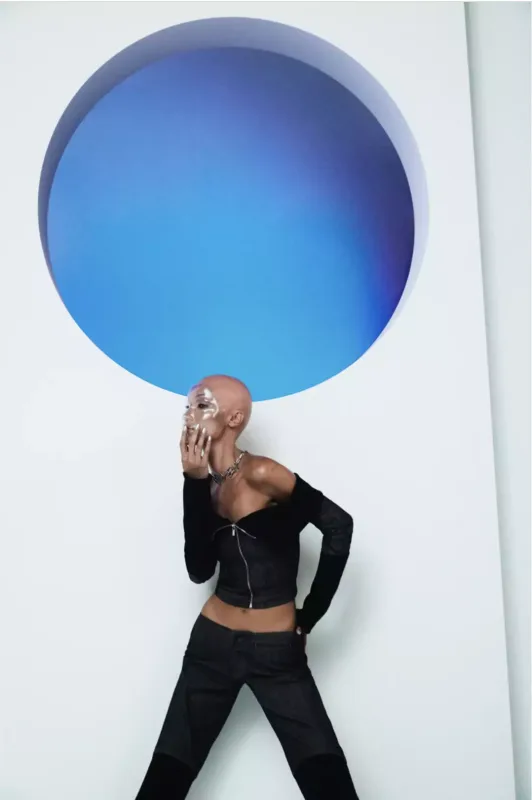 Kamera qarşısına keçib robotla öpüşdü və...