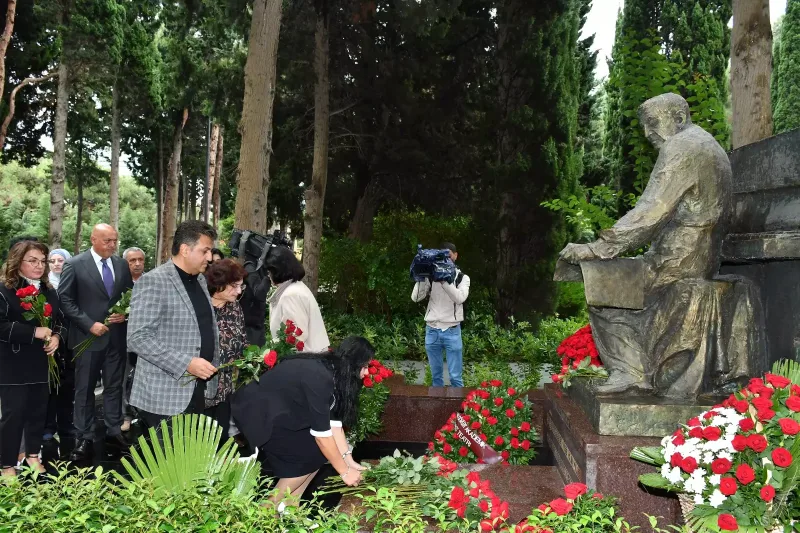 Arif Məlikovun məzarı ziyarət olundu