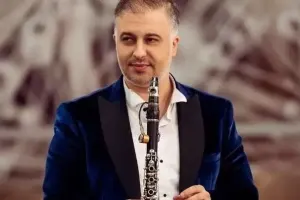 Hüseyn təyyarədə konsert verdi