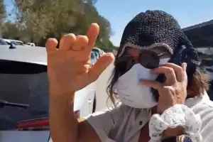 Xəstəxanada tanınmamaq üçün maska taxdı