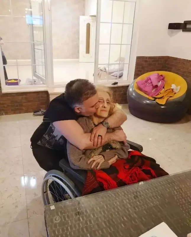 Vəfat edən anası ilə bağlı paylaşım etdi