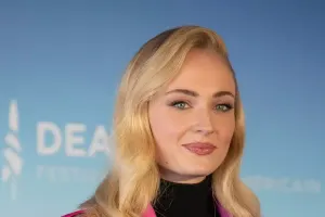 Boşanan aktrisa çimərlikdə öpüşərkən görüntüləndi