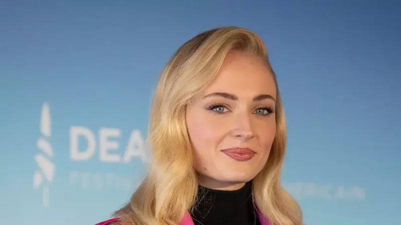 Boşanan aktrisa çimərlikdə öpüşərkən görüntüləndi