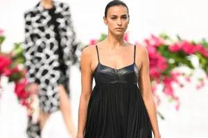 Podiuma gözünün altında qara və burnu qırılmış çıxdı