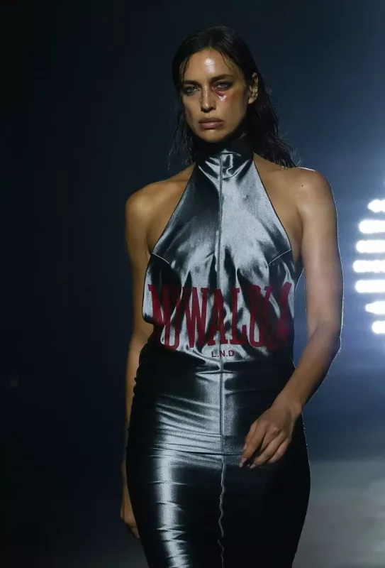 Podiuma gözünün altında qara və burnu qırılmış çıxdı