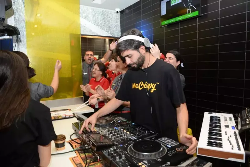 “McDonald's”-da əyləncə: “McCrispy” burgerinin təqdimatı necə keçdi