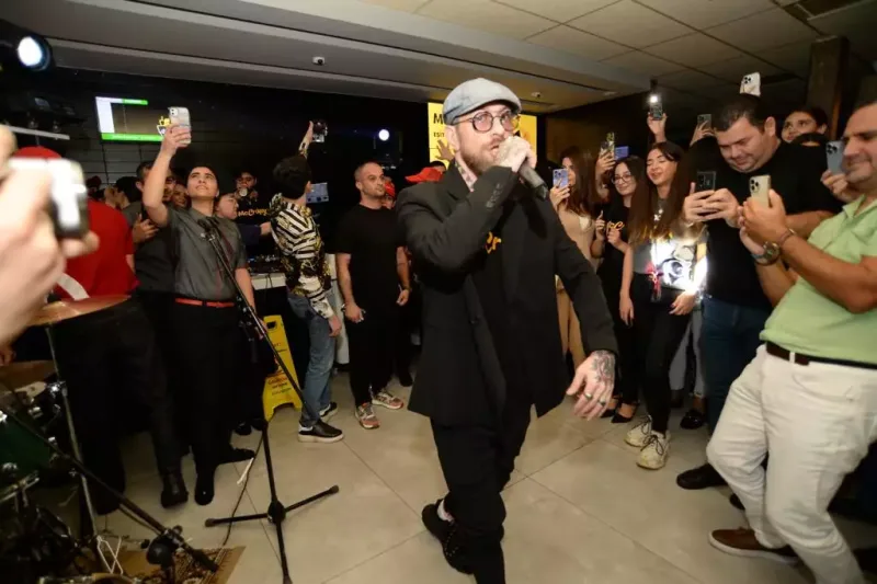 “McDonald's”-da əyləncə: “McCrispy” burgerinin təqdimatı necə keçdi