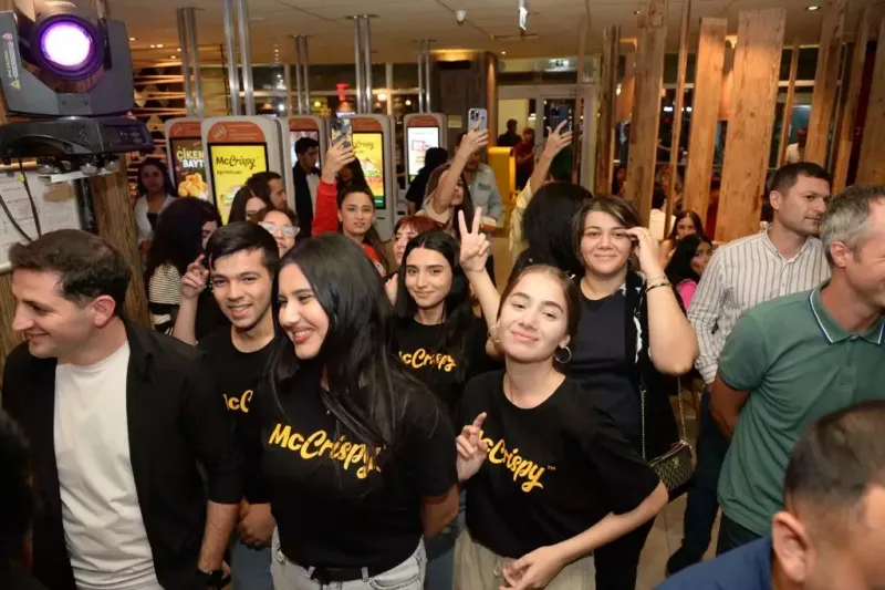 “McDonald's”-da əyləncə: “McCrispy” burgerinin təqdimatı necə keçdi