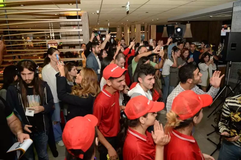 “McDonald's”-da əyləncə: “McCrispy” burgerinin təqdimatı necə keçdi