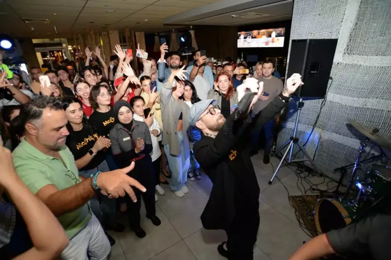 “McDonald's”-da əyləncə: “McCrispy” burgerinin təqdimatı necə keçdi