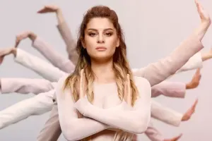 Məşhur müğənni ana oldu