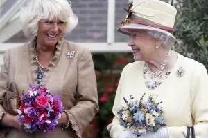 II Elizabetin gəlini onun zinət əşyalarını taxdı, tənqid edildi