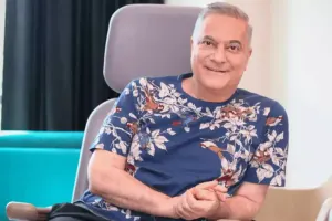 Özündən 42 yaş kiçik xanımla evlənir