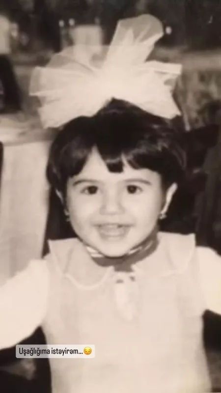 Oksana uşaqlıq fotosunu yayımladı