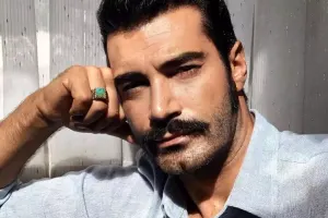 3 il eşq yaşadığı sevgilisi ilə evləndi