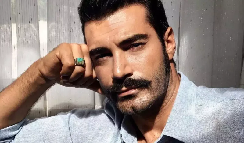 3 il eşq yaşadığı sevgilisi ilə evləndi