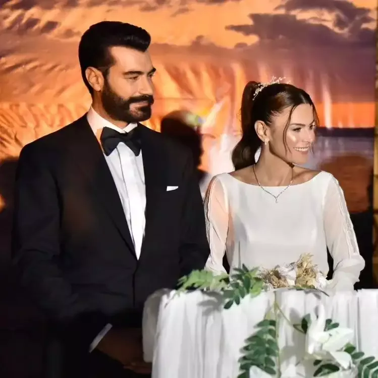 3 il eşq yaşadığı sevgilisi ilə evləndi