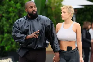 Həyat yoldaşının küçədə yarıçılpaq fotolarını çəkdi