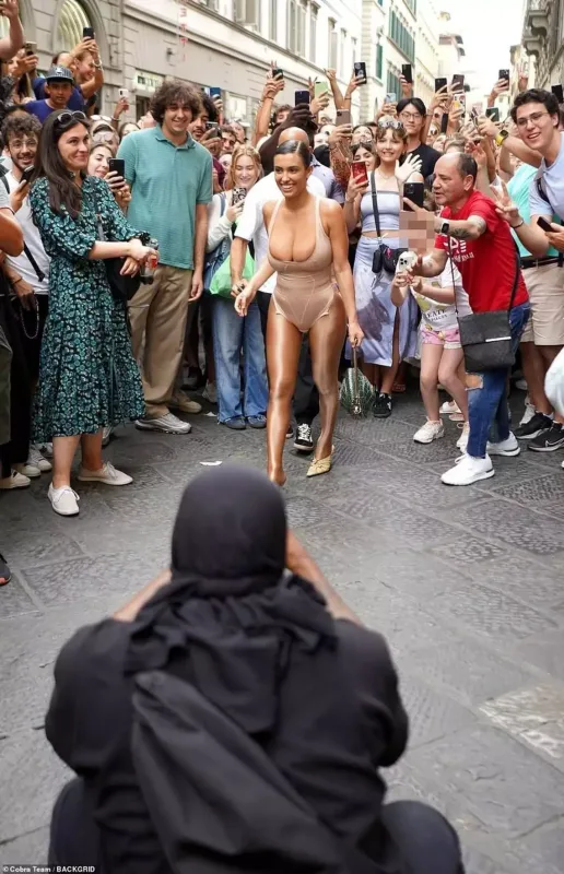 Həyat yoldaşının küçədə yarıçılpaq fotolarını çəkdi