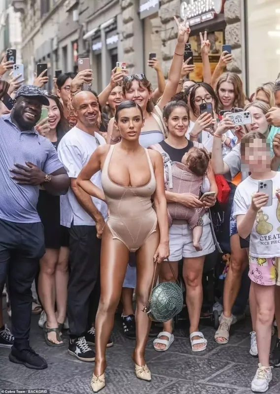 Həyat yoldaşının küçədə yarıçılpaq fotolarını çəkdi