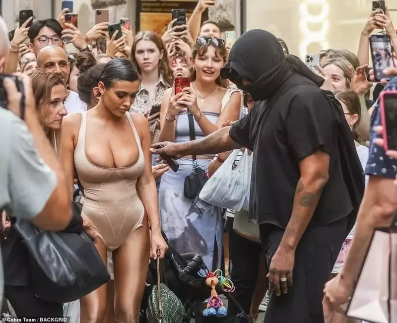 Həyat yoldaşının küçədə yarıçılpaq fotolarını çəkdi