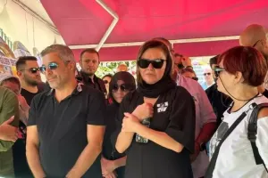 Tanınmış müğənni anasını son mənzilə yola saldı