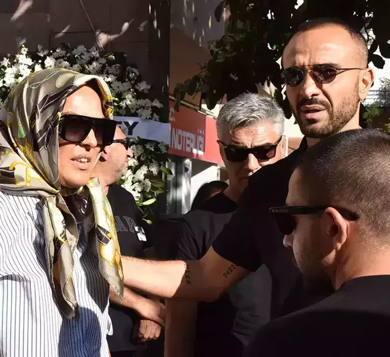Tanınmış müğənni anasını son mənzilə yola saldı