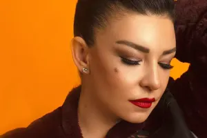 Müğənniyə konsert zamanı alışqan atdılar