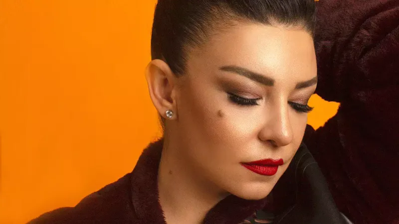 Müğənniyə konsert zamanı alışqan atdılar